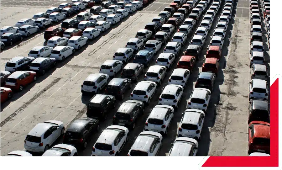 Vista aérea de un lote con decenas de autos estacionados en filas, representando la importacion de autos Mexico