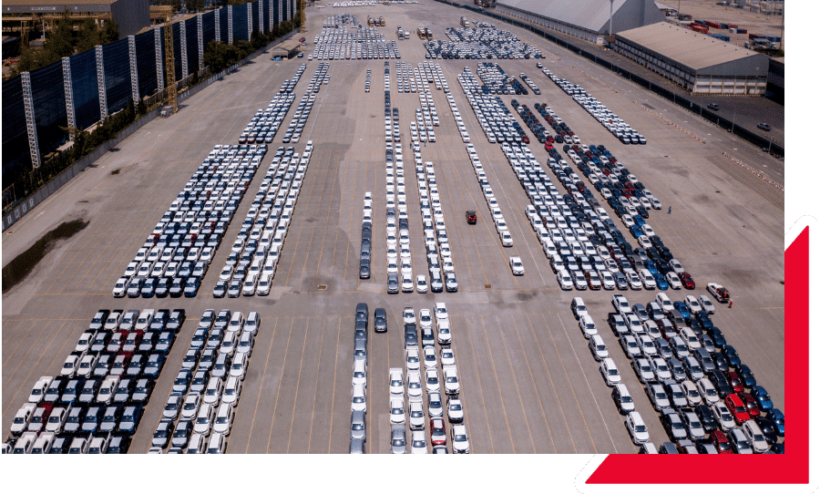 Vista aérea de un lote con cientos de autos en aduana, ilustrando el proceso de importar carro sin titulo